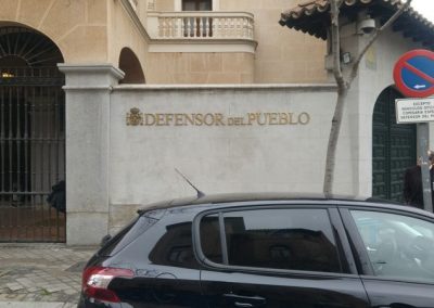 EL DEFENSOR DEL PUEBLO INSTALADO Letras corpóreas de latón